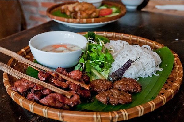 food in Vietnam bun cha 