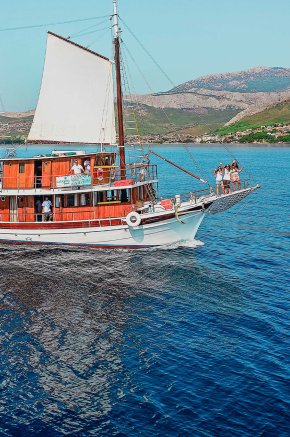 Croatia tour card, three visitors on the yacht 