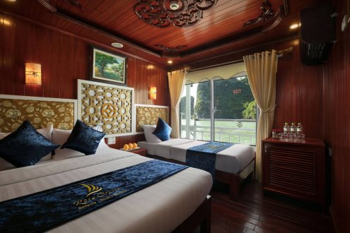 A cabin with a double and a single on the boat in Halong Bay 