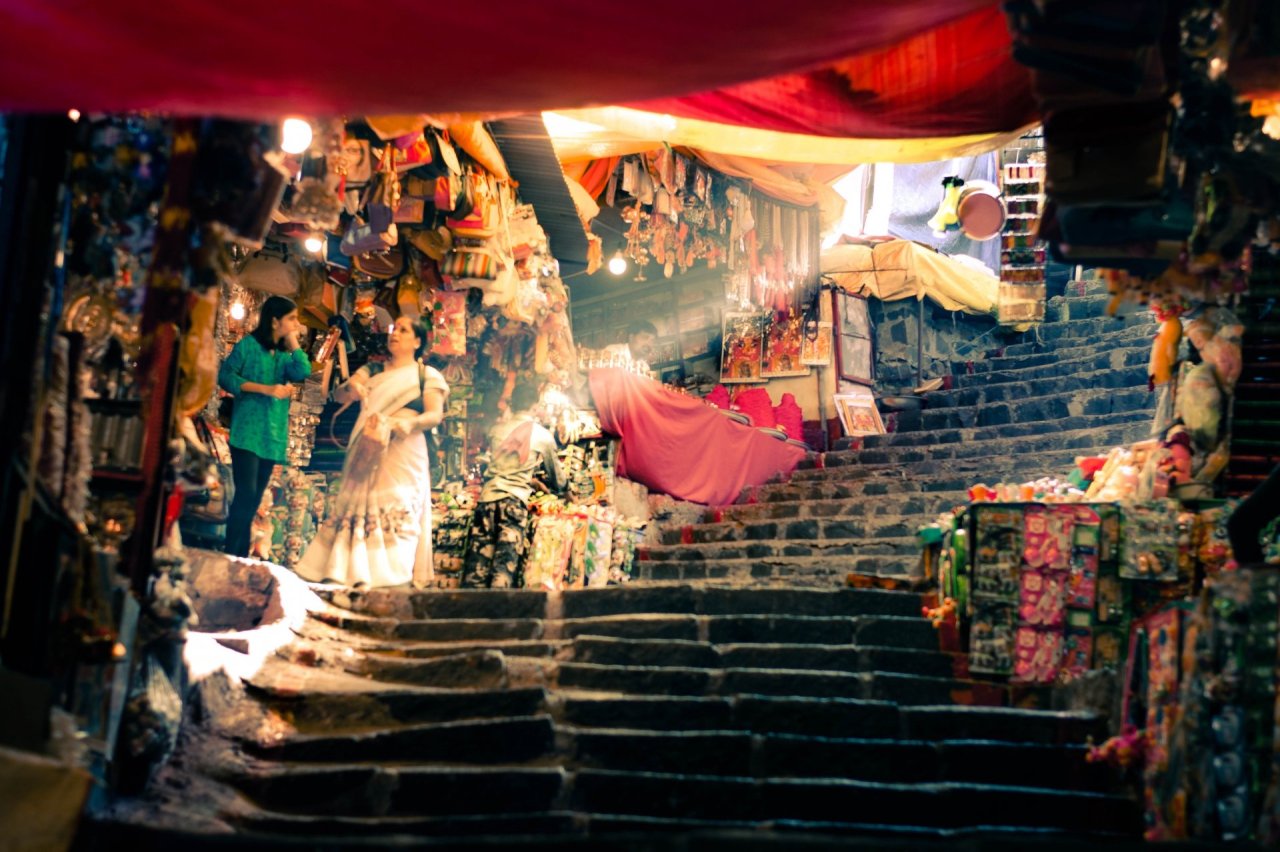 Tips for travelling India - busy street view 