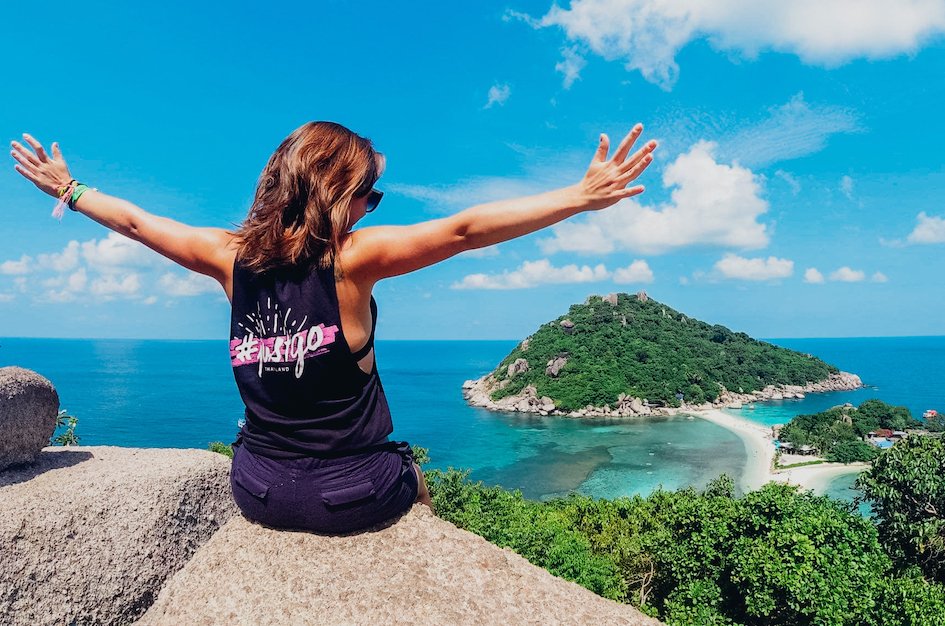 A lady at the top of the viewing platform looking over the picturesque Nang Yuan in Koh Tao