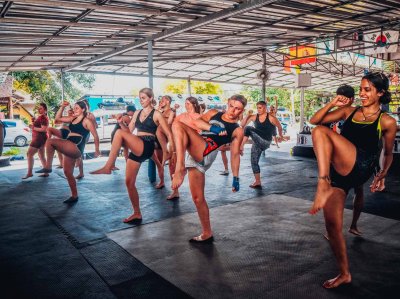 group learning how to do muay thai in Thailand with knee up to elbow